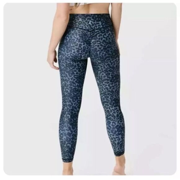Zyia Stone Leopard Scrunchy Light and Luxe Leggings - Picture 3 of 11